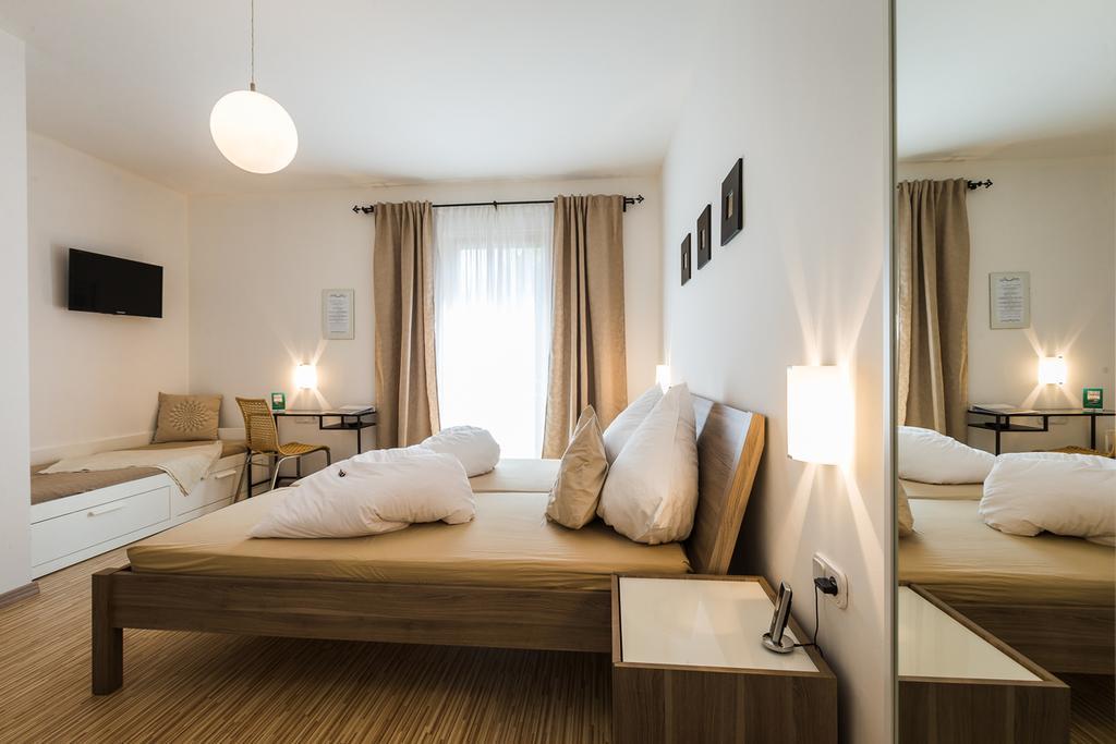 Pension Julia & Haus Elisabeth - Wallner'S Hofheuriger & Weinhof Мербіш-ам-Зе Екстер'єр фото