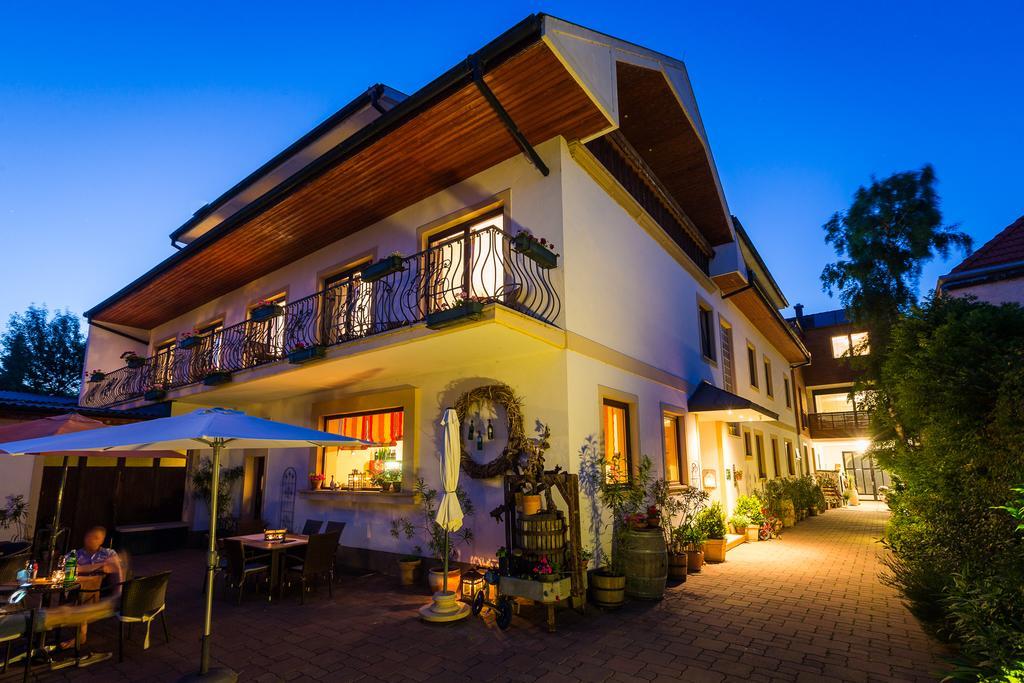 Pension Julia & Haus Elisabeth - Wallner'S Hofheuriger & Weinhof Мербіш-ам-Зе Екстер'єр фото